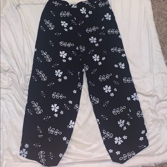 Black and white floral pants - Picture 3 of 3